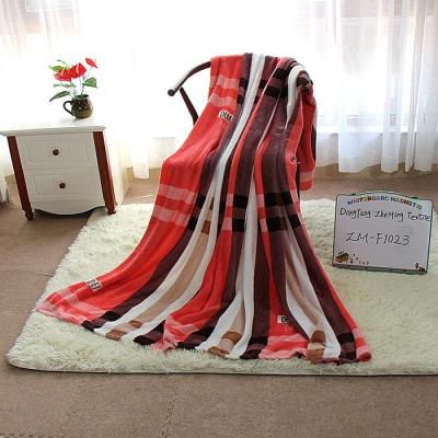 China Plain Polyester Anti-pilling Filled Blanket Comfortable Flannel Blanket for sale