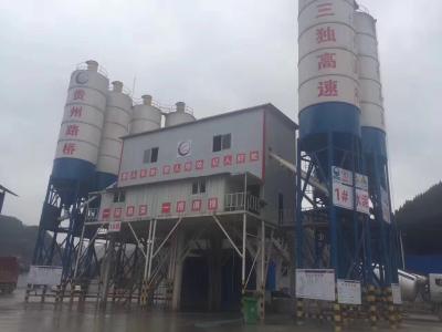 China Máquinas de engenharia e construção 30 50 90m3/h transportador de correia mistura seca fábrica móvel de lotes de concreto à venda