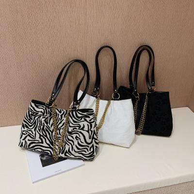 China Korean Style Tote Nylon with Chain for Lady's Cross PU Leather Handle Elegant - Fashionable Messenger Bag Tote Body Bag Fashion for Women for sale