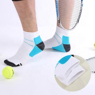 Cina Fashion Antibacterial Mens Anti-Slip Towel Deodorant Socks Breathable Sports Suite Basketball Customize Socks in vendita