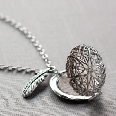 China Feather Necklace Essential Oil Diffuser Necklace Aromatherapy Pendant Oil Pendant Necklace For Birthday for sale