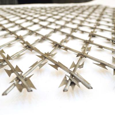 China Road Galvanized Welded Razor Diamond Hole Shape Wire Mesh Fence for sale