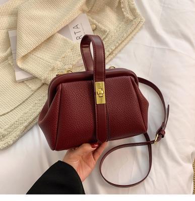 China Popular Lady Messenger Handbags Fashion Cute Custom Logo Fashion Small Young Clip Bags For Woman for sale