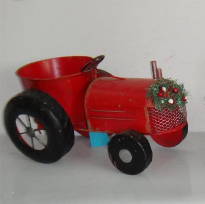 China Chirstmas Home Decoration Christmas Decoration Metal Tractor With Container With Wreath for sale