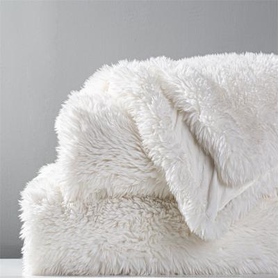 China Sustainable Luxury Faux Fur Decorative Fluffy Throw Blanket Soft Furry Blanket For Bedroom for sale