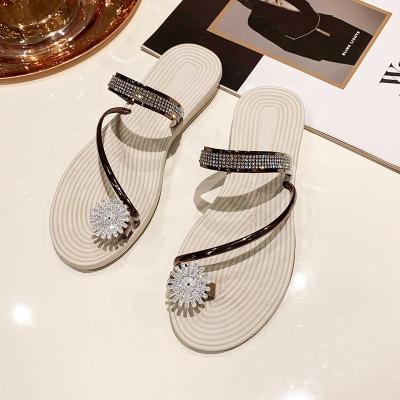 China New Arrival Summer Beach Toe Clip Flat Casual Sandals Anti-slippery Rhinestone Warm Large Size Outdoor Slippers for sale