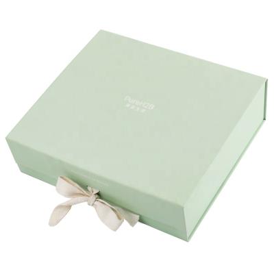 China Handmade Flap Lid Packaging Cardboard Bespoke Magnetic Closure Gift Box for sale