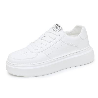 China Zapatos de patinaje de color blanco nuevo diseño para hombres tamaño de cuero falso suela superior TPR encaje hasta el estilo delantero en venta