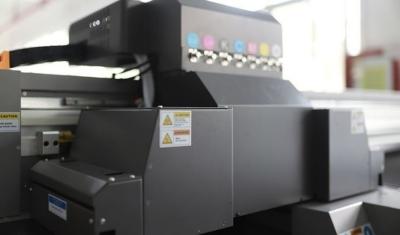 China Maximale Genauigkeit 600 * 1800 DPI Automatische Digitaldruckmaschine UV-Roll-to-Roll-Serie-Drucker zu verkaufen