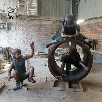 China Children Playing Bronze Statue Life Size Garden Sculpture Metal Modern Art Outdoor Decoration en venta