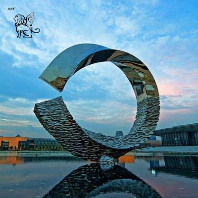 China Escultura de acero inoxidable circular gigante Arte abstracto moderno Espejo de piscina pulida Decoración de piscina exterior grande en venta