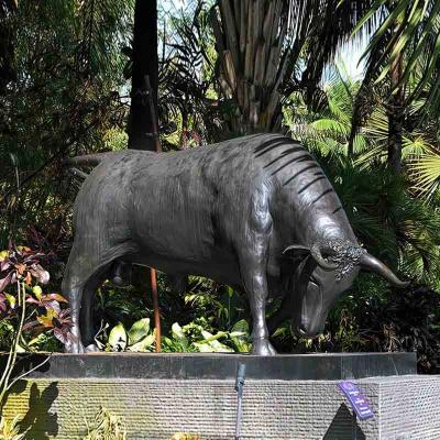 Китай Bronze Life Size Bull Sculpture Large Metal Animal Bullfight Statue Garden Decoration Outdoor продается