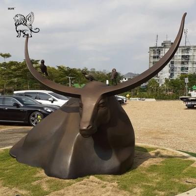 China Estatua abstracta de toro de bronce Jardín de latón Esculptura de animales De metal de fundición Gran decoración al aire libre en venta