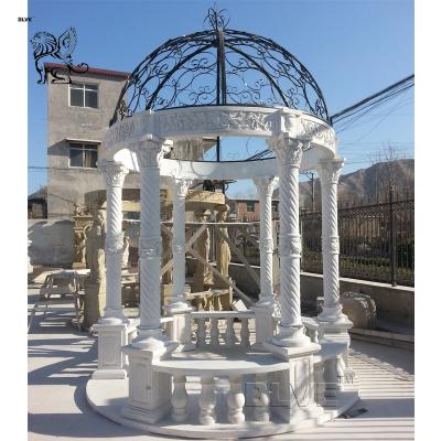 China Piedra blanca Roman Relief Columns Hand Carved del jardín del Gazebo de mármol con el dormitorio del hierro en venta