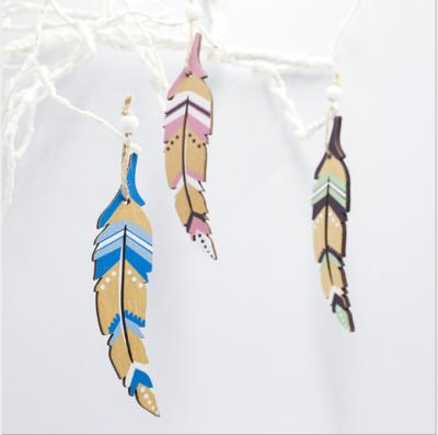 China Cunjie 2020 Europe New Item Christmas Wooden Colorful Drawing Feather Christmas Tree Wooden Pendant Ornament for sale