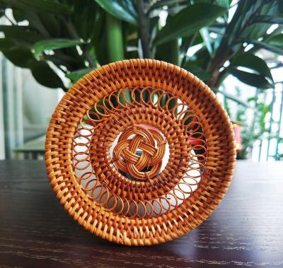 China Viable Gift Table Place Mat New Creative Knot Design Woven Around Diameter 13cm Natural Tea Rattan Coaster for sale