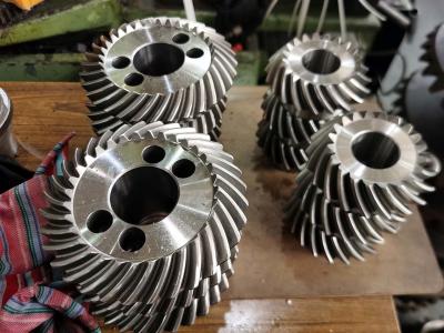 China Pinion Spiral Bevel Gears After Carubrizing Heat Treatment 180mm zu verkaufen