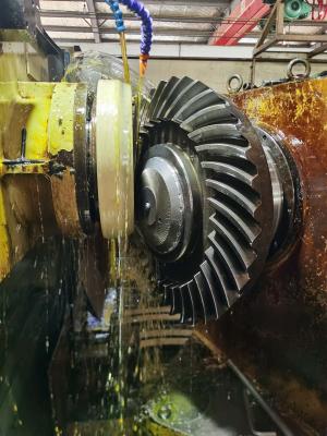 中国 Gear Teeth Grinding Of Spiral Bevel Gear After Carburizing Heat Treatment 販売のため