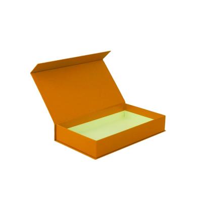 China Recyclable Custom Packaging Cardboard Bespoke Magnetic Closure Gift Box for sale