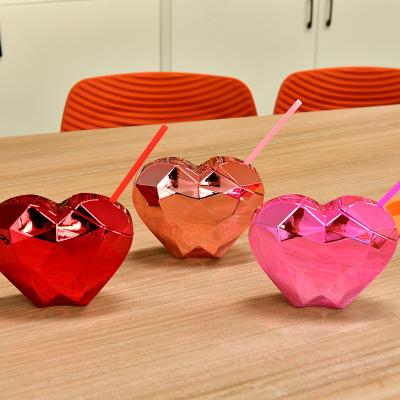 China New Design Sustainable Outdoor Plastic Water Cup 24oz Reusable Creative Heart Shaped Plastic Cup With Straw for sale