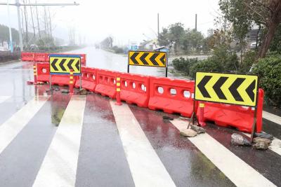 China Van de de Wegbarrière van de Verkeersveiligheidsbarrière Plastic Water Gevulde Plastic de Veiligheidsbarrières Te koop