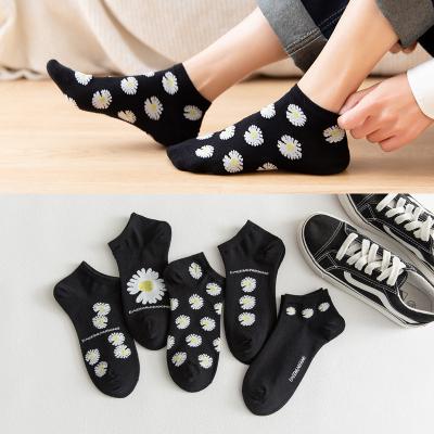 China OEM QUICK DRY Calcetines from Comlor fashion Daisy Socks Girls Cotton Socks black ankle women socks manufacturer for sale