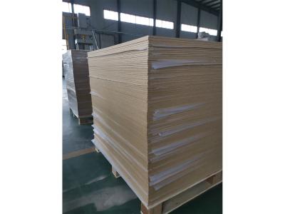 Cina bordo reeded della vermiculite 400-1200kg/M3, strato leggero del mattone refrattario della vermiculite in vendita