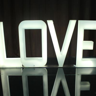 China Portable Decorative Handle Lamp LED Letter E Iluminous LED Stand Alphabet Sign for sale