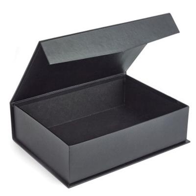 China Steife Geschenkboxen mit Deckel-schwarzer Geschenkbox mit magnetischem Pappmaterial Schließungs-Matt Laminations 2mm zu verkaufen