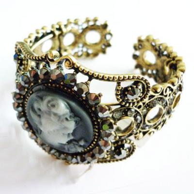 China Crystal Vintage Cameo Brass Plated Vintage Bangle Heel Bracelet Swirl Jewelry for sale