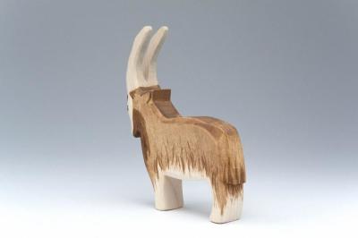 中国 精巧に制作されたハンドメイドの木動物の木のヤギの置物の独特な展示 販売のため