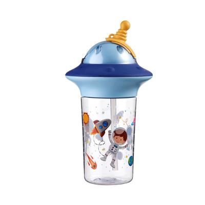 Cina Coppe da viaggio per bambini a prova di fuoriuscita con disegni UFO 500ml blu in vendita