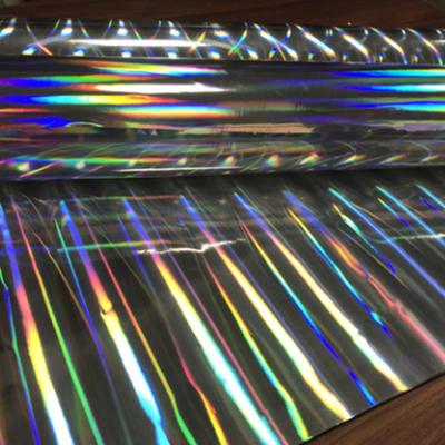 China Mehrfach-Extrusions-Laser-Reboss-PET-Regenbogen-Holographische Folie zur Dekoration zu verkaufen