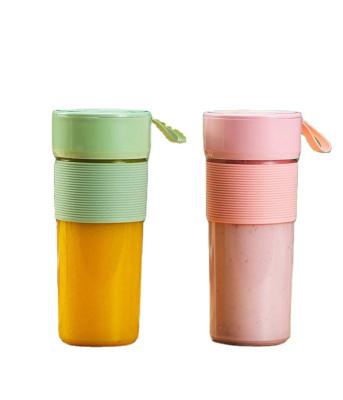 China 2021 beautiful good quality outdoor red white plastic portable electric fruit juicer cups for sale