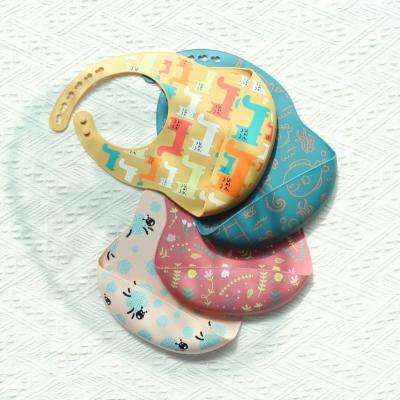 Chine OEM facile à nettoyer silicone bébé Bib Pour 0-4 ans nourrissage du bébé de l'âge de l'impression silicone bib tasse à vendre