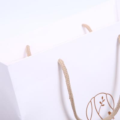 China Recyclable Fashion Recyclable Kraft Paper Gift Bags With Handles Party Gift Festive Paper Bag for sale