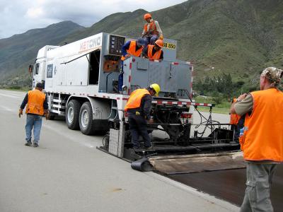 中国 10M3総計の大箱4M3の乳剤の瀝青タンクが付いているSINOTRUCKの道路建設機械 販売のため