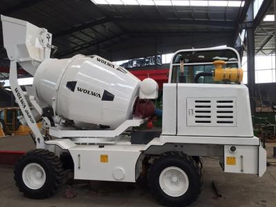 China 4X4 mobiele Concrete Mixer Zelf - Gemaakte Chassis met het Voeden van Emmer 6m3 en YC4A-Motor Te koop