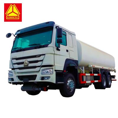 China Environmentally Friendly Fuel Tank Tanker , Sinotruk Howo 20000 Liters 6000 Gallon Diesel Oil Transporter for sale