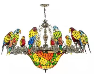 中国 Contemporary Tiffany Parrot Birds Hotel Lamp Lights Stained Glass Pendant Chandeliers for Vintage Style 販売のため