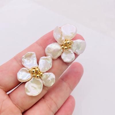 China Vintage Trendy Ladies Flower Shaped Pearl Earrings 925 Silver Gold Plated 18K Pearl Earrings for sale