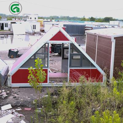 China Casa contenedor triangular plegable roja adecuada para acampar y actividades al aire libre en venta