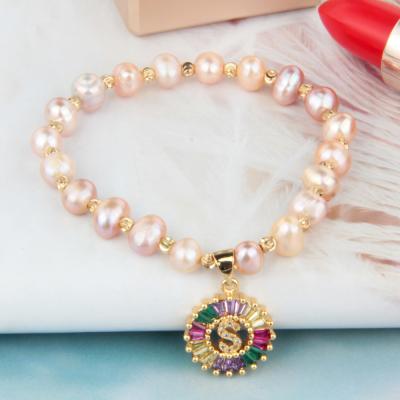 China Cute Natural Dangling Beads with 26 English Letter Dangling Women's Jewelry Accessories Diamond and Gold Letter Bead Bracelet for sale