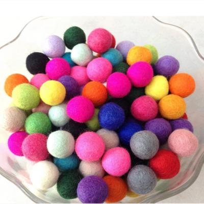 China 100% Eco New Zealand Organic Merino Wool Handmade Wool Felt Balls For Christmas Decoration Supplies Colored Wool Felt Balls for sale