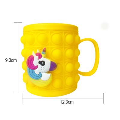 Cina Safe And Efficient Baby Feeding Silicone Removable Cartoon Mug Pinch Children'S Love Toothbrush Mug in vendita