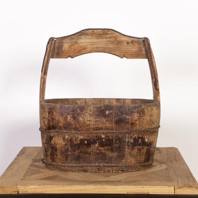 China Antique Solid Wood Vintage Garden Decoration Wooden Accessories Wholesale Wooden Bucket for sale