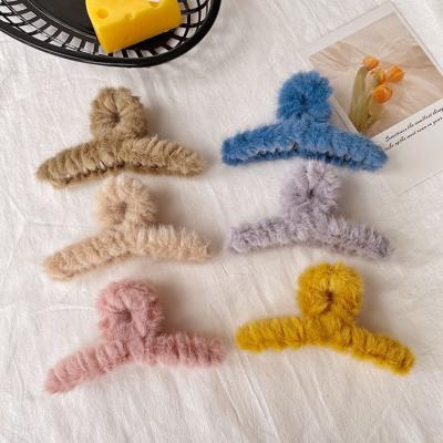 China Wholesale Fashion 11CM Hand-wound Plush Hair Clips Accessories Winter Warm Elegant Fur Hair Claws Large Fashion Sale Hair Claws For Women for sale