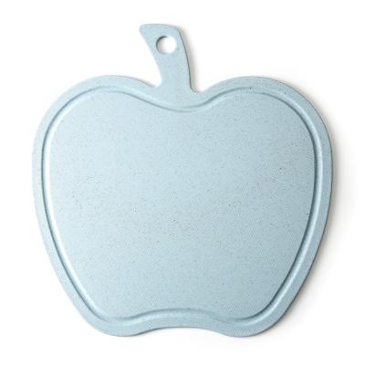 China Sustainable Plastic Kitchen Cutting Board Easy-Handle Handles | BPA Free, Dishwasher Safe in Apple Shape for sale