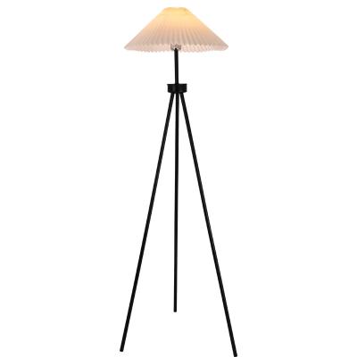 China Simplicity Factory Direct Selling Modern Simple Wrought Iron Tripod Floor Lamp Study Bedroom Floor Lamp for sale