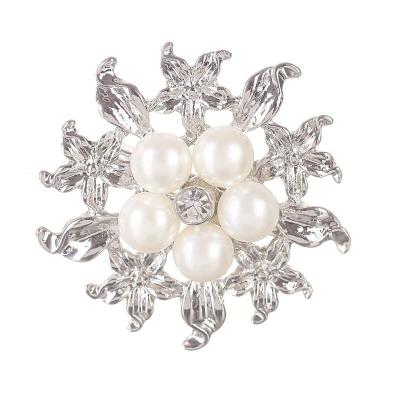 China Wholesale Custom Fasion Christmas Snowflake Flower Brooch Pins Alloy White Crystal Rhinestones for sale